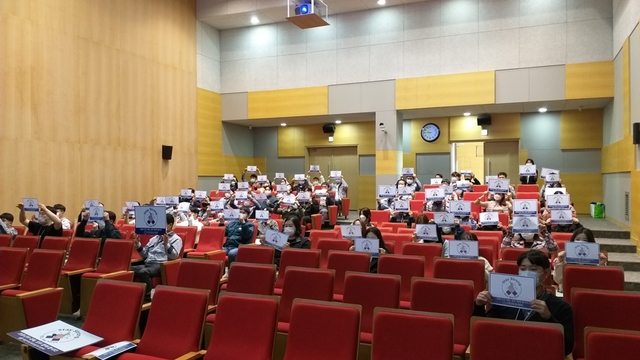 [서울=뉴시스] 유유제약 제천 공장 임직원 코로나19 극복 스테이스트롱 캠페인 동참(사진=유유제약 제공)