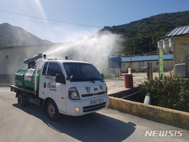 [창원=뉴시스] 아프리카돼지열병(ASF) 경남지역 유입 차단을 위한 양돈농장 방역 소독.(사진=경남도 제공) 2020.10.19. photo@newsis.com