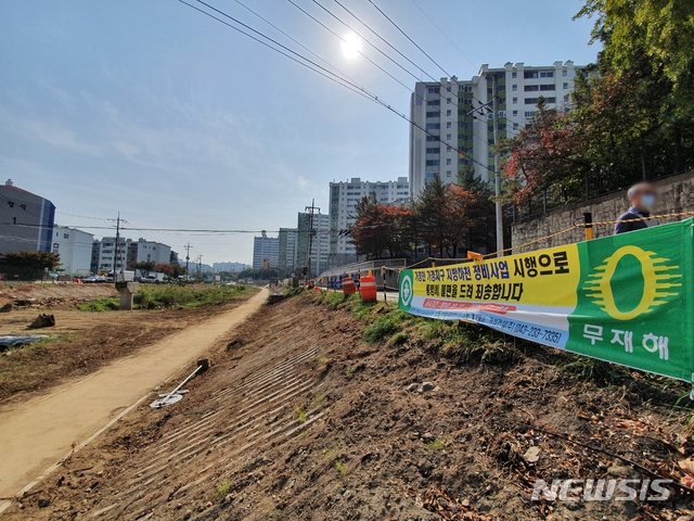 [청주=뉴시스] 조성현 기자 = 충북 청주시 흥덕구 가경천 일대가 하천정비 사업으로 휑한 모습을 드러내고 있다. 2020.10.19. jsh0128@newsis.com