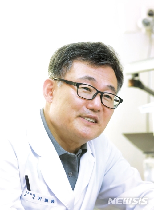 [익산=뉴시스] 강명수 기자 =원광대학교병원은 전철홍(정형외과) 교수 연구팀의 논문이 미국 스포츠 의학회지(American Journal of Sports Medicine. AJSM) 10월호에 게재됐다고 19일 밝혔다. 사진 전철홍 교수. (사진 =원광대학교병원 제공) 2020.10.19.photo@newsis.com