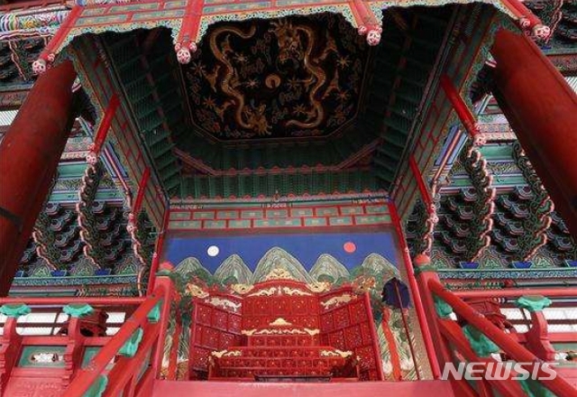 [서울=뉴시스]경복궁 근정전 어좌(사진=문화재청 제공)2020.10.19 photo@newsis.com 