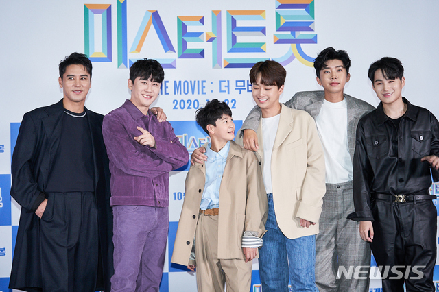 [서울=뉴시스] 19일 온라인 생중계로 진행된 영화 '미스터트롯: 더 무비' 제작보고회에 참석한 트로트가수 장민호(왼쪽부터), 영탁, 정동원, 이찬원, 임영웅, 김희재. (사진=영화사 그램 제공) 2020.10.19. photo@newsis.com