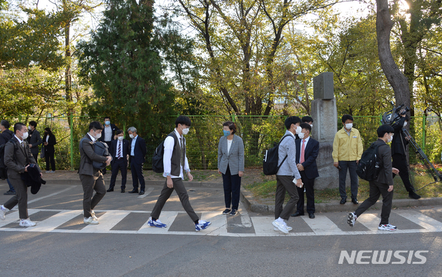 [울산=뉴시스] 구미현 기자 = 등교 수업 확대 첫날인 19일 울산 남구 학성고등학교 학생들이 한 줄 서기를 하며 등교를 하고 있다. (사진=울산시교육청 제공) 2020.10.19. photo@newsis.com 이 사진은 기사 내용과 직접적인 관련 없음