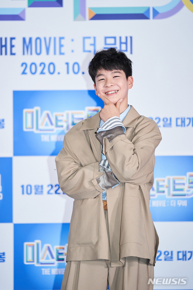 [서울=뉴시스] 19일 온라인 생중계로 진행된 영화 '미스터트롯: 더 무비' 제작보고회에 참석한 트로트가수 정동원. (사진=영화사 그램 제공) 2020.10.19. photo@newsis.com