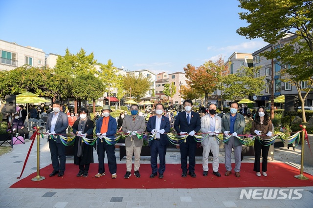 전남 순천시에서 열리고 있는 제7회 대한민국한평정원 페스티벌의 테이프 커팅.