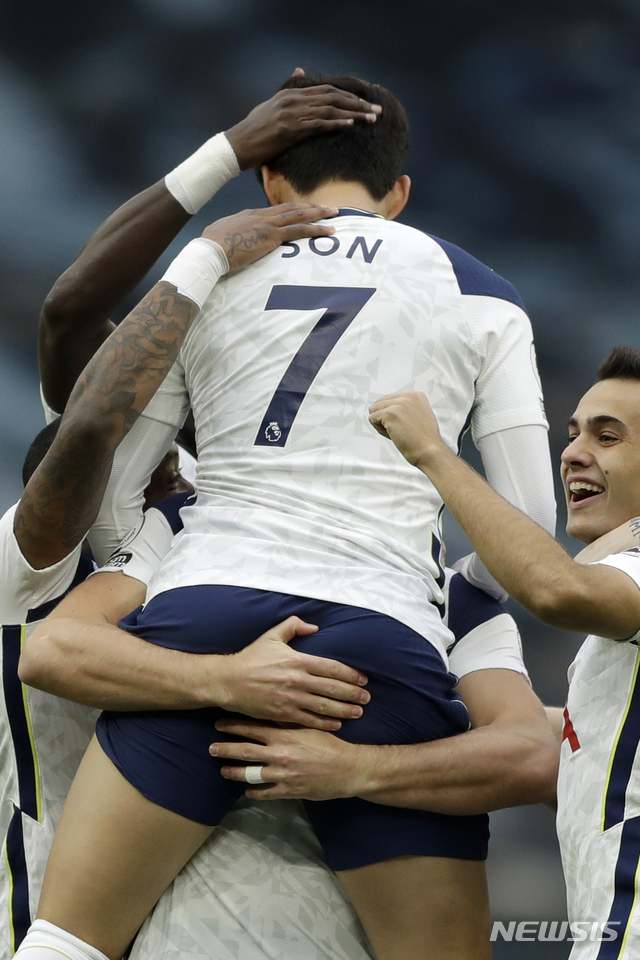  [런던=AP/뉴시스]손흥민이 18일(현지시간) 영국 런던의 토트넘 홋스퍼 스타디움에서 열린 2020-21 시즌 프리미어리그(EPL) 5라운드 웨스트햄과 경기에 선발 출전해 선제골을 넣고 해리 케인과 포옹하고 있다. 손흥민은 경기 시작 45초 만에 해리 케인의 도움을 받아 리그 7호 골을 넣었고 이어 해리 케인의 골에 리그 2호 도움을 기록했다. 토트넘은 후반 세 골을 허용하며 3-3으로 비겼다. 2020.10.19. 