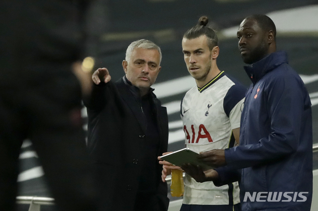 [런던-AP/뉴시스] 주제 무리뉴 감독이 가레스 베일의 교체 투입을 지시하고 있다. 2020.10.18.