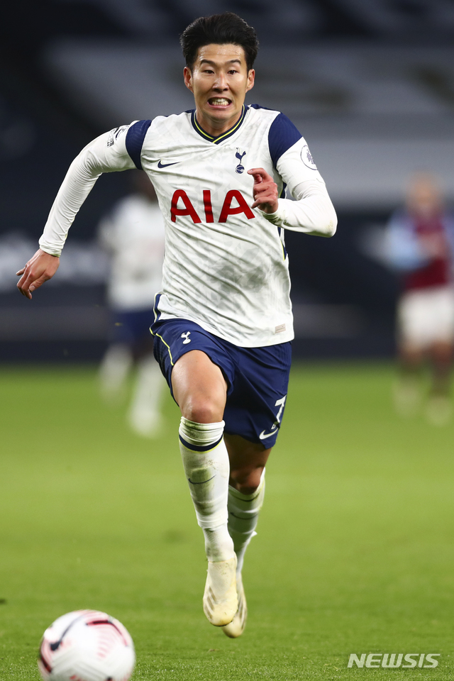 [런던=AP/뉴시스]손흥민이 18일(현지시간) 영국 런던의 토트넘 홋스퍼 스타디움에서 열린 2020-21 시즌 프리미어리그(EPL) 5라운드 웨스트햄과 경기에 선발 출전해 경기하고 있다. 손흥민은 경기 시작 45초 만에 해리 케인의 도움을 받아 리그 7호 골을 넣었고 이어 해리 케인의 골에 리그 2호 도움을 기록했다. 토트넘은 후반 세 골을 허용하며 3-3으로 비겼다. 2020.10.19.