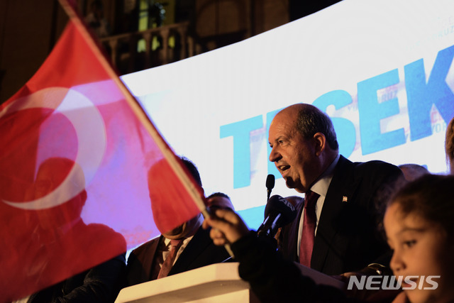 [니코시아=AP/뉴시스]북키프로스 대선에서 친터키 강경우파 에르신 타타르 총리가 18일(현지시간) 대통령에 당선된 후 니코시아에서 지지자들에게 인사하고 있다. 타타르 총리는 이날 치러진 대선 결선투표에서 51.74%의 득표율로 48.26%에 그친 무스타파 아큰즈 대통령에게 승리를 거뒀다. 2020.10.19. 