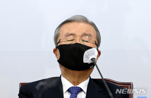 [서울=뉴시스] 최동준 기자 = 김종인 국민의힘 비상대책위원장이 19일 오전 서울 여의도 국회에서 열린 비상대책위원회의에서 발언 후 잠시 생각에 잠겨 있다. (공동취재사진) 2020.10.19. photo@newsis.com