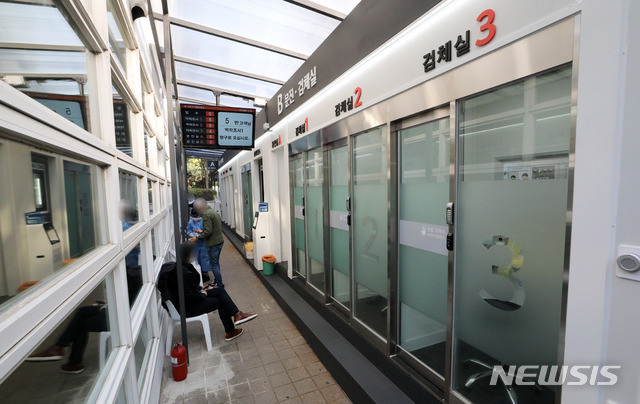 [서울=뉴시스] 고범준 기자 = 의료진이 19일 오전 서울 서초구 서초보건소에 마련된 코로나19 선별진료소에서 분주히 움직이고 있다. 2020.10.19. bjko@newsis.com