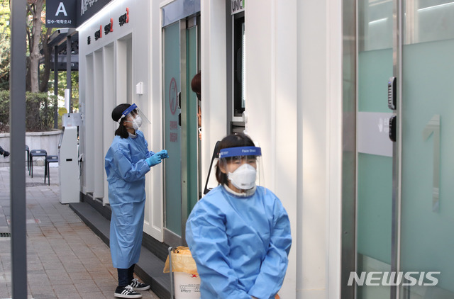 [서울=뉴시스] 고범준 기자 = 의료진이 19일 오전 서울 서초구 서초보건소에 마련된 코로나19 선별진료소에서 분주히 움직이고 있다. 2020.10.19. bjko@newsis.com