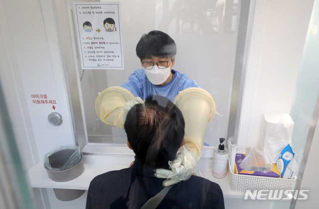 [서울=뉴시스] 고범준 기자 = 의료진이 19일 오전 서울 서초구 서초보건소에 마련된 코로나19 선별진료소에서 검체를 채취하고 있다. 2020.10.19. bjko@newsis.com