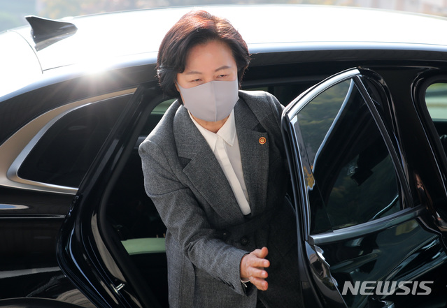 [과천=뉴시스]배훈식 기자 = 라임 사태 관련 검찰에 대한 감찰을 지시한 추미애 법무부 장관이 19일 오전 경기 과천시 정부과천종합청사로 출근하고 있다.(공동취재사진)2020.10.19.&nbsp; photo@newsis.com