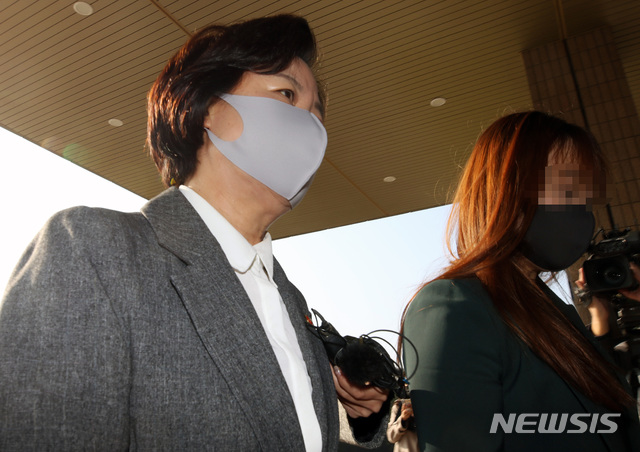 [과천=뉴시스]배훈식 기자 = 라임 사태 관련 검찰에 대한 감찰을 지시한 추미애 법무부 장관이 지난 19일 오전 경기 과천시 정부과천종합청사로 출근하고 있다.(공동취재사진)2020.10.19. photo@newsis.com