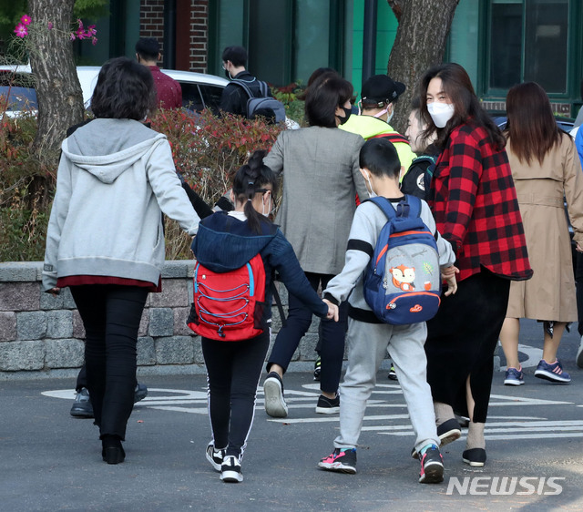 [고양=뉴시스] 박주성 기자 = 전국 학교 등교인원 2/3로 완화된 19일 오전 경기도 고양시 한국경진학교에 선생님들이 등교하는 학생들을 데리고 교실로 들어가고 있다. 교육부는 코로나19 사회적 거리두기 1단계 조정에 따라 오늘부터 전국 학교의 등교 인원을 유·초·중 1/3(고교 2/3)에서 2/3이하로 완화해 적용했다. 2020.10.19.&nbsp; park7691@newsis.com