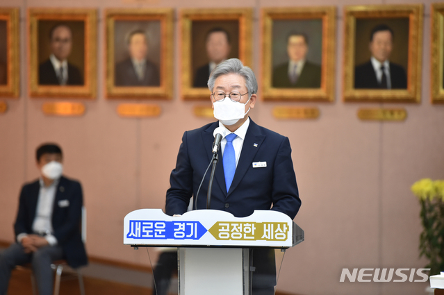 [수원=뉴시스] 김종택기자 = 이재명 경기도지사가 19일 오전 경기도 수원시 팔달구 경기도청에서 열린 국회 행정안전위원회의 경기도에 대한 국정감사에서 업무보고를 하고 있다. 2020.10.19. jtk@newsis.com