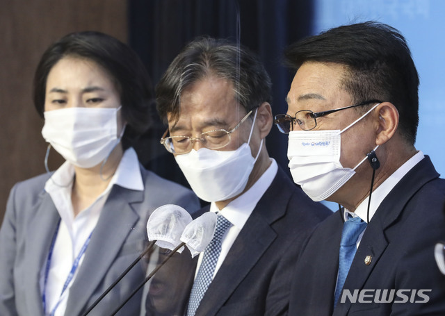 [서울=뉴시스] 김진아 기자 = 허종식 더불어민주당 인천시당 ‘미추홀구 형제 화재 참사TF' 위원장이 19일 오전 서울 여의도 국회에서 TF 결과보고를 하고 있다. 왼쪽부터 남영희 인천시당 지역위원장, 유동수 더불어민주당 정책위원회 수석부의장, 허 의원. (공동취재사진) 2020.10.19.&nbsp; photo@newsis.com