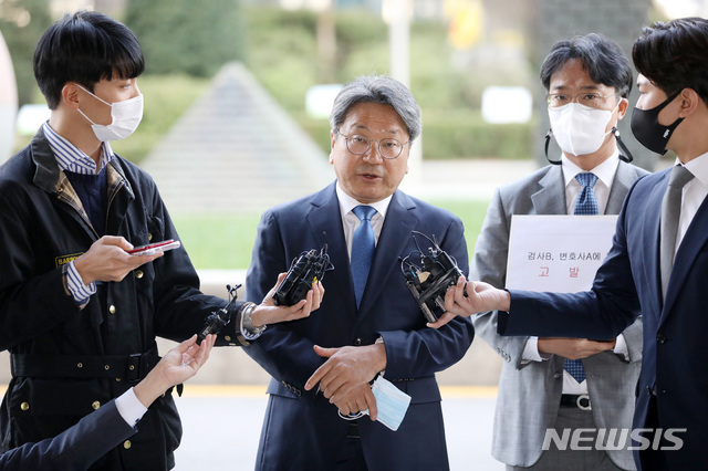 [서울=뉴시스] 박미소 기자 = 강기정 전 청와대 정무수석이 라임자산운용(라임) 사태 핵심 인물인 김봉현 전 스타모빌리티 회장의 옥중문서에 등장하는 성명불상 검사와 변호사를 고발하기 위해 지난달 19일 오전 서울 양천구 서울남부지방검찰청으로 들어서기 전 취재진의 질문에 답하고 있다. 2020.10.19. misocamera@newsis.com