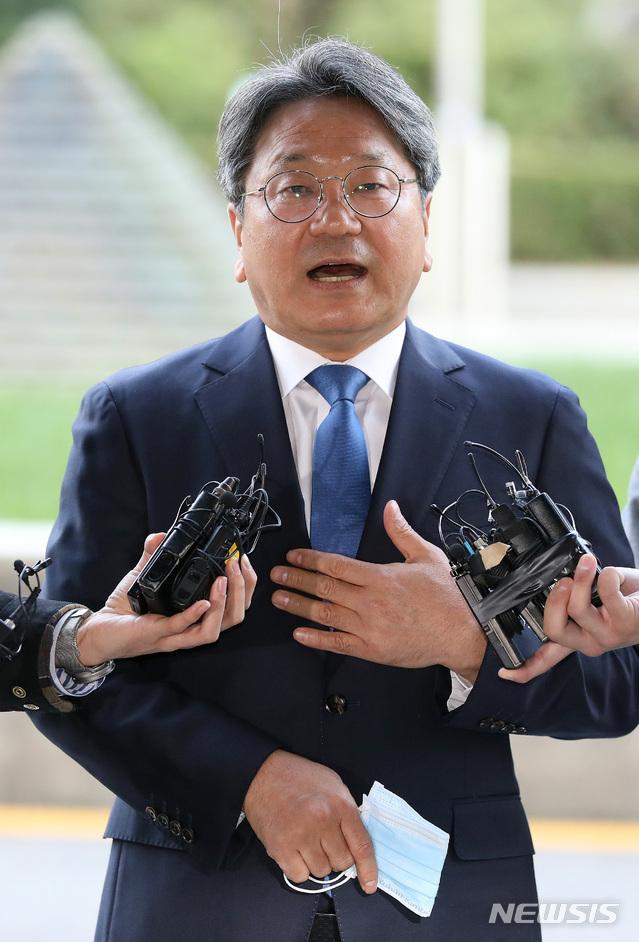 [서울=뉴시스] 박미소 기자 = 강기정 전 청와대 정무수석이 라임자산운용(라임) 사태 핵심 인물인 김봉현 전 스타모빌리티 회장의 옥중문서에 등장하는 성명불상 검사와 변호사를 고발하기 위해 19일 오전 서울 양천구 서울남부지방검찰청으로 들어서기 전 취재진의 질문에 답하고 있다. 2020.10.19. misocamera@newsis.com