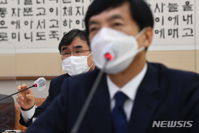 [서울=뉴시스]전진환 기자 = 박순철 서울남부지방검찰청장이 지난 19일 오전 서울 여의도 국회에서 열린 법제사법위원회의 서울고등검찰청, 서울지방검찰청 등에 대한 국정감사에 출석해 의원 질의에 답변하고 있다. (공동취재사진) 2020.10.19. photo@newsis.com