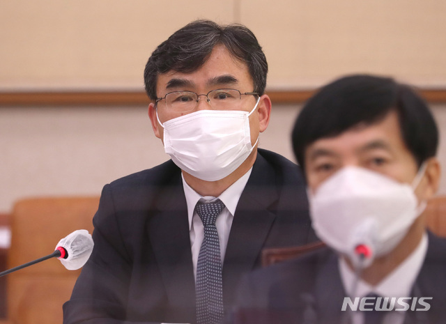 [서울=뉴시스] 전진환 기자 = 박순철 서울남부지검장이 지난 19일 오전 서울 여의도 국회 법제사법위원회에서 열린 서울고검·수원고검 산하 검찰청들에 대한 국정감사에 출석해 의원들의 질의에 답하고 있다. 2020.10.19. amin2@newsis.com