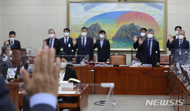 [서울=뉴시스] 김선웅 기자 = 성경륭 경제.인문사회연구회 이사장 등이 19일 서울 여의도 국회에서 열린 정무위원회의 경제·인문사회연구회 등에 대한 국정감사에서 선서를 하고 있다. 왼쪽부터 성 이사장, 김유찬 한국조세재정연구원장, 강현수 국토연구원장, 길홍근 경제 인문사회연구회 사무총장. 최정표 한국개발연구원장. (공동취재사진) 2020.10.19. photo@newsis.com
