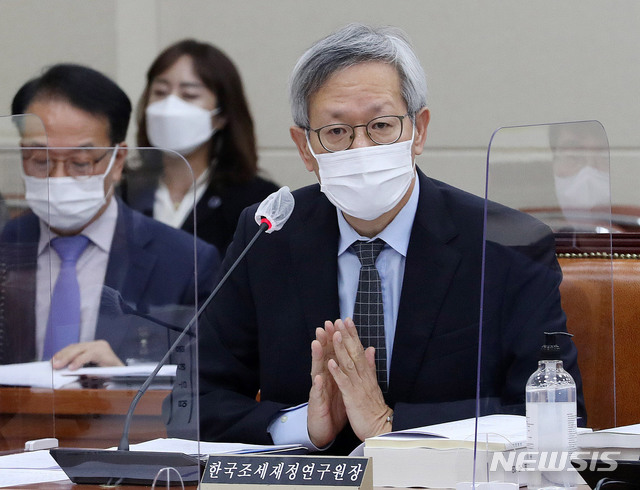 [서울=뉴시스] 김선웅 기자 = 김유찬 한국조세재정연구원장이 19일 서울 여의도 국회에서 열린 정무위원회의 경제·인문사회연구회, 국토연구원 등에 대한 국정감사에 출석해 의원 질의에 답하고 있다. (공동취재사진) 2020.10.19. photo@newsis.com