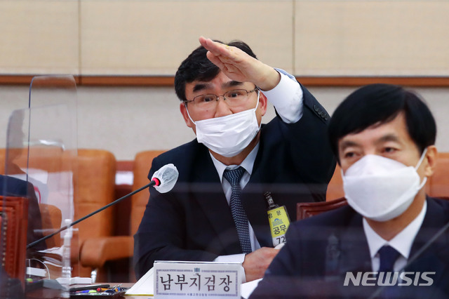 [서울=뉴시스]전진환 기자 = 박순철 서울남부지검장이 지난 19일 오전 서울 여의도 국회 법제사법위원회에서 열린 서울고검·수원고검 산하 검찰청들에 대한 국정감사에서 의원들의 질문에 답변하고 있다. (공동취재사진) 2020.10.19. photo@newsis.com