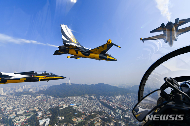 [서울=뉴시스]공군 블랙이글스가 19일 서울 상공에서 '장진호 전투영웅 추모행사'에 대비한 사전 연습 비행을 하고 있다. 추모행사는 오는 27일 전쟁기념관에서 개최될 예정이다. (사진=공군 제공) 2020.10.19. photo@newsis.com