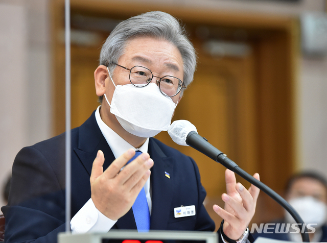 [수원=뉴시스] 김종택기자 = 이재명 경기도지사가 19일 경기도 수원시 팔달구 경기도청에서 열린 국회 행정안전위원회의 경기도에 대한 국정감사에서 의원 질의에 답변하고 있다. 2020.10.19.  jtk@newsis.com