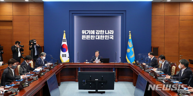 [서울=뉴시스]추상철 기자 =문재인 대통령이 19일 오후 청와대 여민관에서 열린 수석·보좌관 회의를 주재하고 있다. 2020.10.19.   scchoo@newsis.com