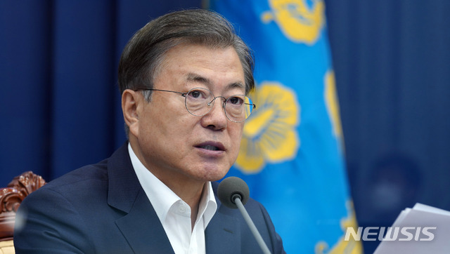 [서울=뉴시스]추상철 기자 =문재인 대통령이 19일 오후 청와대 여민관에서 열린 수석·보좌관 회의를 주재하고 있다. 2020.10.19.&nbsp; scchoo@newsis.com