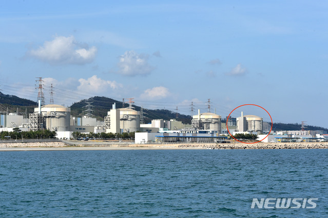 [경주=뉴시스] 이무열 기자 = 감사원이 '월성 1호'기 조기 폐쇄 타당성 관련 감사보고서 의결을 다시 시도하기로 한 19일 오후 경주시 양남면 월성원자력발전소에 운전이 영구정지된 '월성 1호기'가 보이고 있다. 2020.10.19.lmy@newsis.com