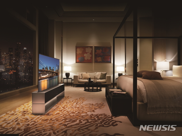 [서울=뉴시스] LG전자가 세계 최초 롤러블 TV 'LG 시그니처 올레드 R'(모델명: RX)를 20일 국내 시장에 본격 출시했다. LG전자는 국내 주요 프리미엄 가전 매장에 제품을 진열하고 판매를 시작한다. 제품 출하가는 1억원이다. 사진은 LG 시그니처 올레드 R가 집 안에 설치된 모습. (제공=LG전자) 