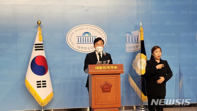 [제주=뉴시스] 원희룡 제주지사가 20일 오전 국회 소통관에서 기자회견을 하고 있다.(제주도 제공) 