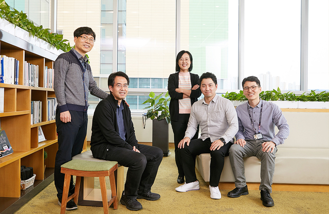 [서울=뉴시스] 삼성전자 종합기술원 김광희(왼쪽부터) 전문연구원, 김태형 전문연구원, 장은주 펠로우, 김성우 연구원, 최선명 연구원. 사진 삼성전자