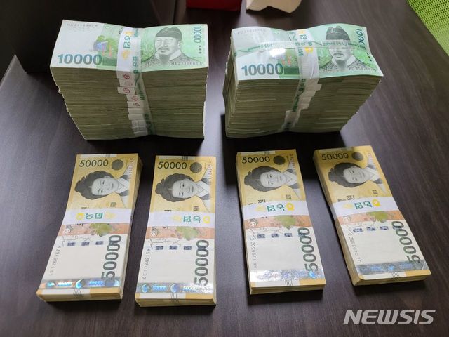 [부산=뉴시스] 보이스피싱 조직원이 피해자에게 넘겨받은 4000만원. (사진=부산경찰청 제공)