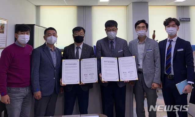 [창원=뉴시스] 20일 오전 경남도청에서 경상남도 통합교육추진단 민기식(오른쪽) 단장이 (사)한국학원총연합회 경상남도지회 조문실 지회장과 '코로나19 감염 차단을 위한 방역수칙 자율시행 업무협약'을 체결한 후 기념촬영을 하고 있다.(사진=경남도 제공) 2020.10.20. photo@newsis.com