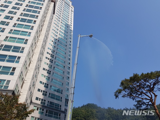 [대전=뉴시스] 대전 유성구 도룡동의 한 공동주택에서 특수소방차를 이용한 초고층건축물 화재진압 시연이 열리고 있다. (사진= 대전소방본부 제공) *재판매 및 DB 금지