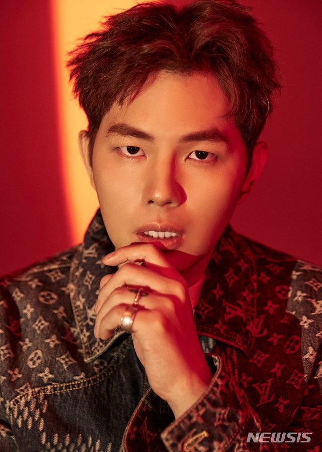 [서울=뉴시스] 싱어송라이터 박원. (사진 = 메이크어스엔터테인먼트 제공) photo@newsis.com