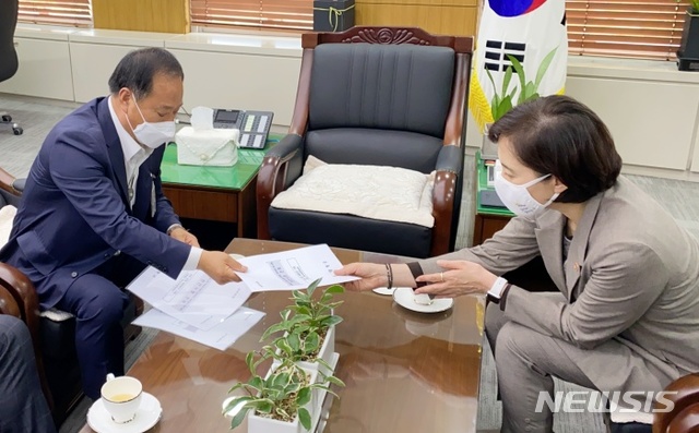 정동균 양평군수(왼쪽)이 유은혜 교육부장관에게 학교단위 공간혁신사업 요청서 전달.