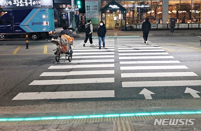 충주시 연수동 상가에 시범 설치한 바닥신호등