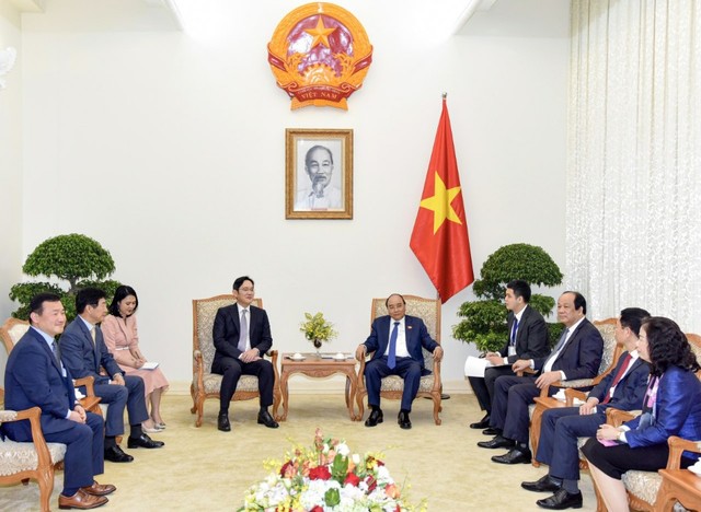 [서울=뉴시스] 이재용 삼성전자 부회장이 20일 베트남 하노이 총리실에서 응우옌 쑤언 푹 총리를 예방하고 협력 방안을 논의했다. 사진 삼성전자