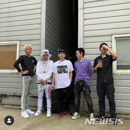 [서울=뉴시스]래퍼 루피, 나플라, 오왼, 블루, 영웨스트. (사진=메킷레인 레코즈 인스타그램 캡처) 2020.10.20. photo@newsis.com