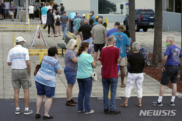 [레이크랜드=AP/뉴시스]19일(현지시간) 사전투표가 시작된 플로리다 레이크랜드 포크카운티에서 유권자들이 한 표를 행사하기 위해 길게 줄을 늘어서 있다. 2020.10.20.
