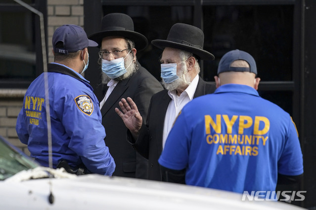 [뉴욕=AP/뉴시스] 신종 코로나바이러스 감염증(코로나19)이 확산하는 가운데 지난달 19일(현지시간) 미국 뉴욕 브루클린에 있는 시너고그(유대교 회당) 밖에서 뉴욕경찰(NYPD)이 유대교인들과 대화하고 있다. 사진은 기사와 아무 관계 없음. 2020.11.23. 