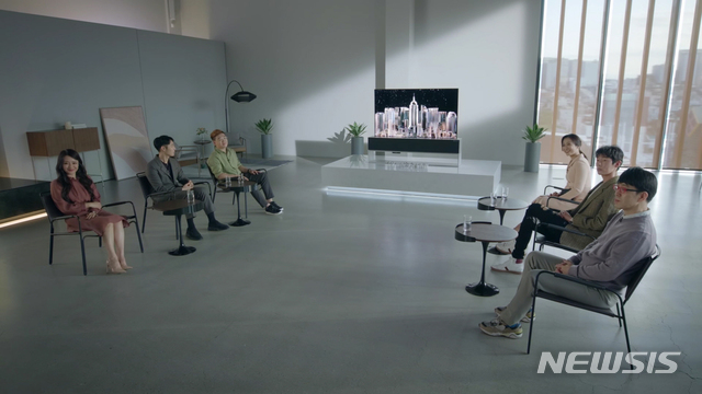 [서울=뉴시스]LG전자가 세계 최초 롤러블 TV LG 시그니처 올레드 R(LG SIGNATURE OLED R, 모델명: RX)를 국내 시장에 본격 출시했다고 20일 밝혔다. 사진은 LG전자가 이날 온라인으로 공개한 LG 시그니처 올레드 R 론칭 행사 모습. (사진=LG전자 제공) 2020.10.20. photo@newsis.com