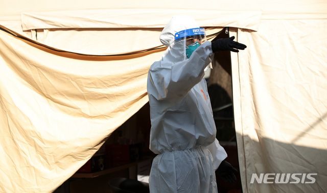 [서울=뉴시스] 박미소 기자 = 신종코로나바이러스감염증(코로나19) 신규확진자가 닷새 연속 두자릿수를 유지한 20일 오전 서울 강남구 보건소에 마련된 선별진료소에서 의료진들이 업무를 보고 있다. 2020.10.20.&nbsp; misocamera@newsis.com