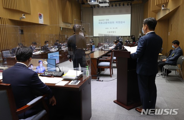 [서울=뉴시스]김병문 기자 = 서정협 서울시장 권한대행이 20일 오전 서울시청에서 열린 국회 국토교통위원회 국정감사에서 발언하고 있다. (공동취재사진) 2020.10.20.&nbsp; photo@newsis.com